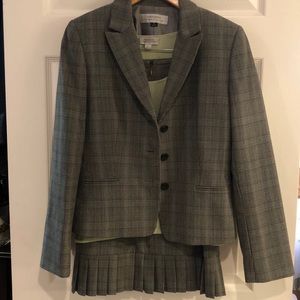 EUC Tahari suit